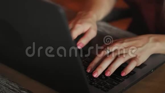 用手机和笔记本电脑关闭女性的双手并为您的广告文本提供空白复制空间屏幕视频的预览图