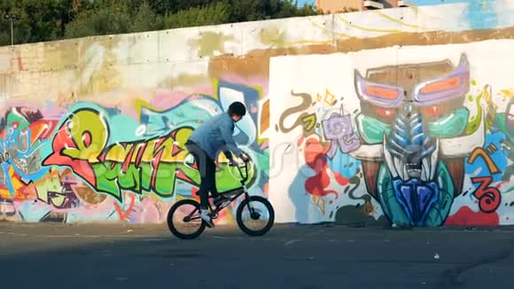城市的地面上有一个年轻人骑着BMX视频的预览图