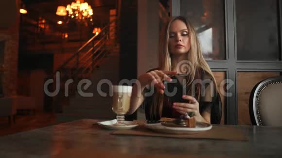女人用手机拍照食品摄影美味的早餐视频的预览图