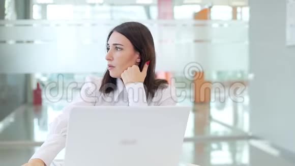 那个女孩在办公室工作因为笔记本电脑不工作而不满意视频的预览图