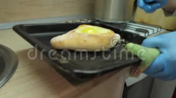 近距离观看熟练厨师用鸡蛋烤卡夏普里视频的预览图