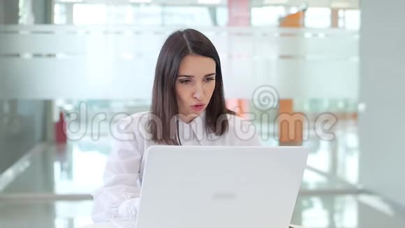 办公室里的女孩用笔记本电脑在视频通话中交谈视频的预览图