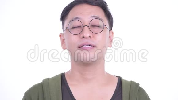 快乐的日本男人闭上眼睛放松的脸视频的预览图