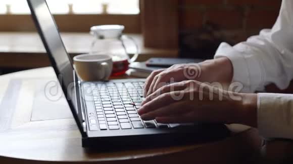 咖啡厅用笔记本电脑拉近女人的距离视频的预览图