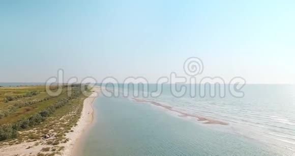 乌克兰Kiliya地区附近黑海海滩海岸线和浅滩的鸟瞰图视频的预览图