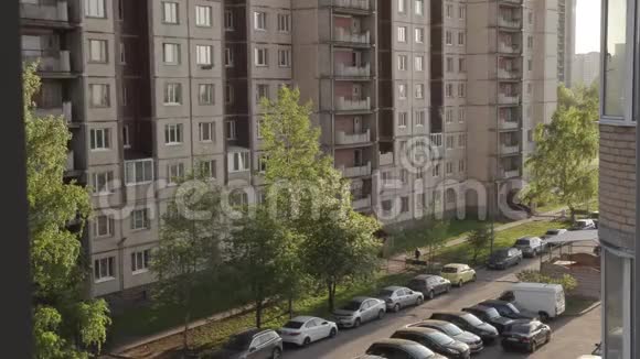 夏季的圣彼得堡高层旧板房视频的预览图