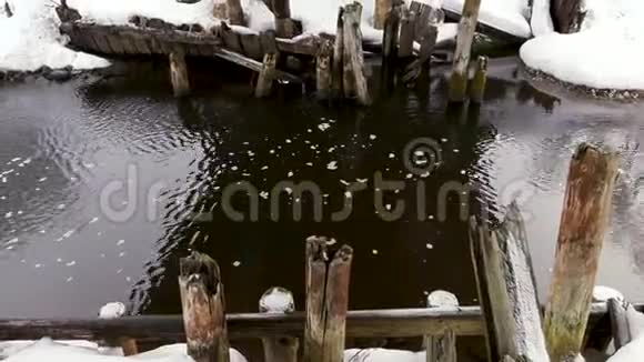 河上一座旧木桥的遗迹视频的预览图