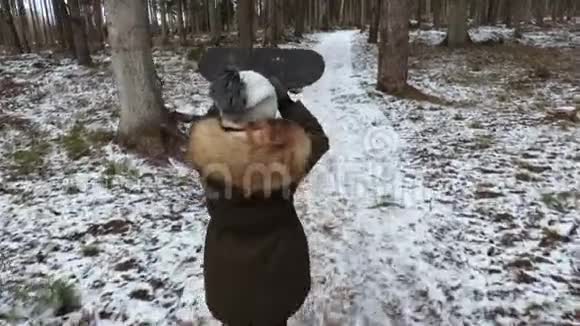 小女孩走在白雪覆盖的小路上视频的预览图