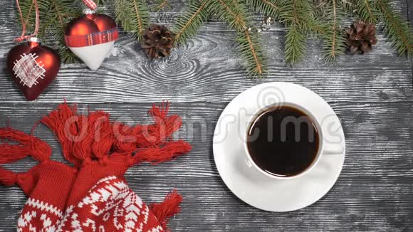 圣诞快乐新年快乐2019年2020年概念双手戴红色针织手套从木制品上拿一杯热咖啡视频的预览图