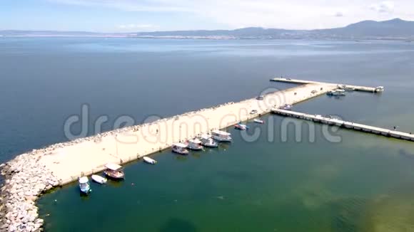 在希腊佩雷亚塞萨洛尼基地区用无人驾驶飞机向前推进的码头的鸟瞰图视频的预览图