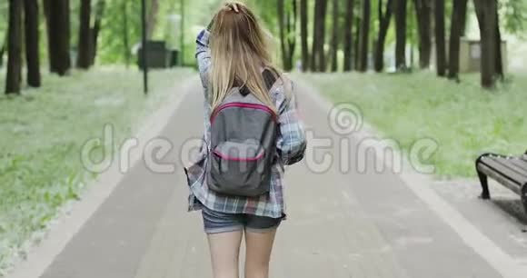 夏天带着背包去公园的年轻女人视频的预览图
