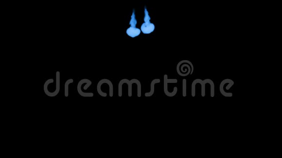 蓝色辉光墨水在水中的三维渲染在黑色背景上卢马哑光作为阿尔法面具的墨水效果或背景1视频的预览图