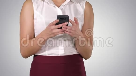 使用手机的漂亮女人用智能手机发短信阿尔法频道视频的预览图