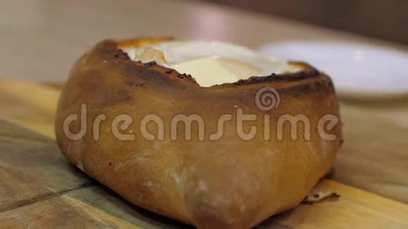 宏厨师用刷子从烤卡查普里面粉中视频的预览图