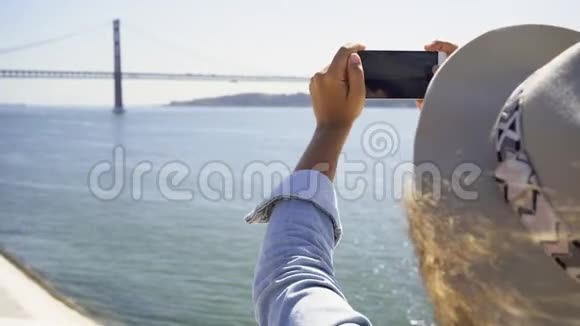 在阳光下拍照的女人视频的预览图