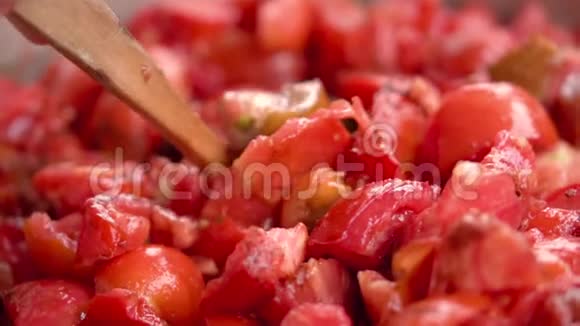 烹饪番茄酱特写锅中加入新鲜番茄慢动作视频的预览图