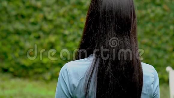 在花园里散步的美丽年轻的亚洲女人视频的预览图