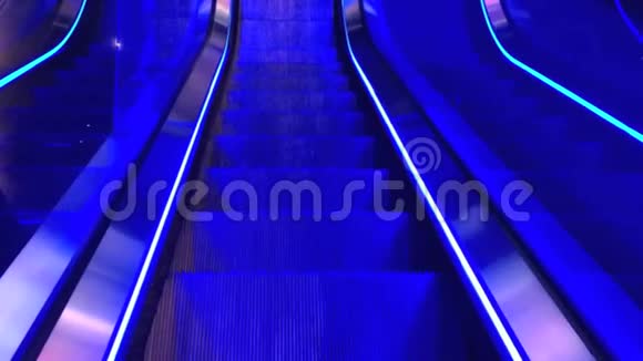 蓝色的自动扶梯正在向下移动视频的预览图