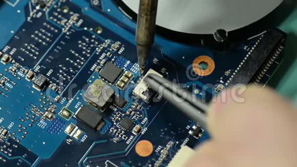 修理电脑电路板在笔记本电脑主板上焊接连接器视频的预览图