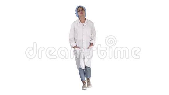 严肃的白人年轻女子穿着制服走在白色的背景上视频的预览图