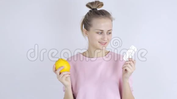 女孩在柠檬和药丸之间选择视频的预览图