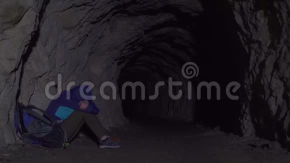 救援志愿者在山洞里救一个迷路的游客视频的预览图