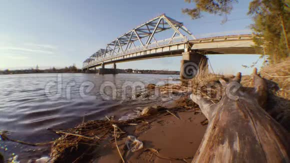 春天日落时河上的路桥视频的预览图