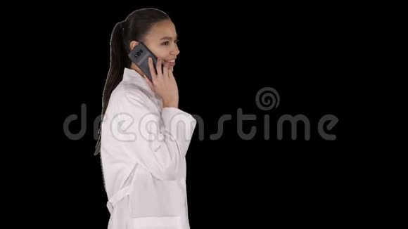 女医生微笑着在电话步行阿尔法频道视频的预览图
