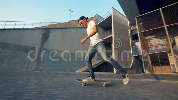 年轻的活跃运动员在滑板上跳跃侧视视频的预览图