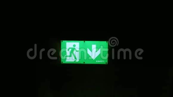 闪烁绿色安全应急逃生标志视频的预览图
