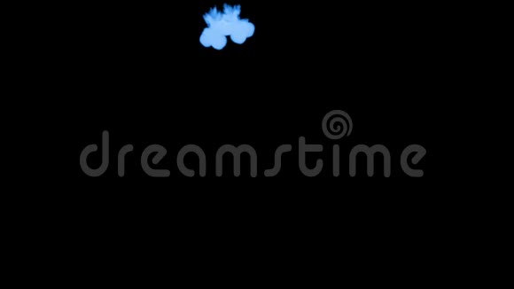 蓝色辉光墨水在水中的三维渲染在黑色背景上卢马哑光作为阿尔法面具的墨水效果或背景2视频的预览图