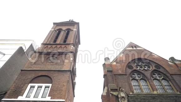 阴天背景下城市旧建筑的底景行动旧哥特式教堂正面视频的预览图
