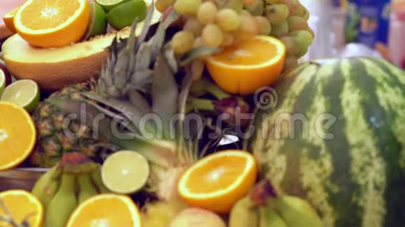 自助餐上的新鲜热带水果展示视频的预览图