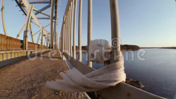 在桥的栅栏上松松垮垮的白色抹布视频的预览图