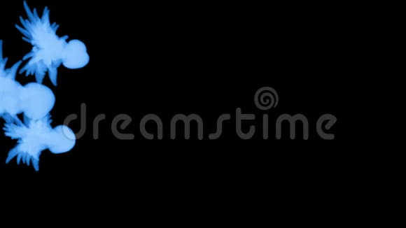 蓝色辉光墨水在水中的三维渲染在黑色背景上卢马哑光作为阿尔法面具的墨水效果或背景9视频的预览图