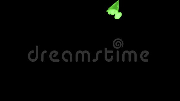 在黑色背景上的水中辉光绿色墨水的三维渲染Luma哑光作为墨水效果或背景的阿尔法面具2视频的预览图