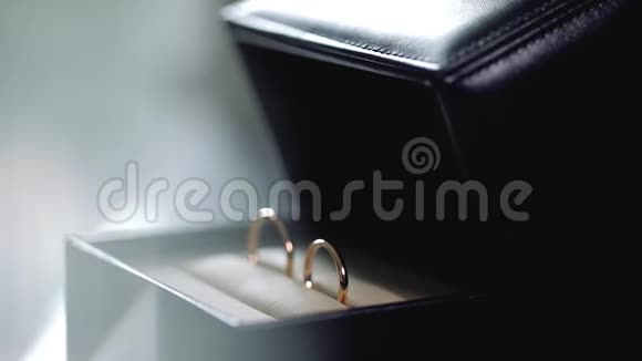 银婚戒指在黑盒宏观特写拍摄钻石首饰视频的预览图