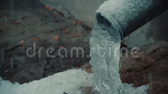 房子附近有一块冰封的排水管大雪视频的预览图