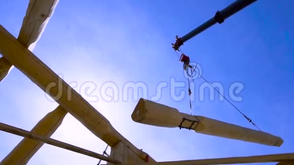 搭建木屋吊车吊运一根木木原木上蓝阴天背景剪辑进程的基本观点视频的预览图
