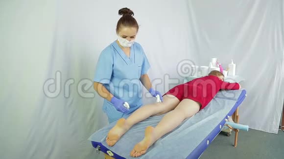 一个女性美容师将滋润客户的皮肤的腿后懒散视频的预览图