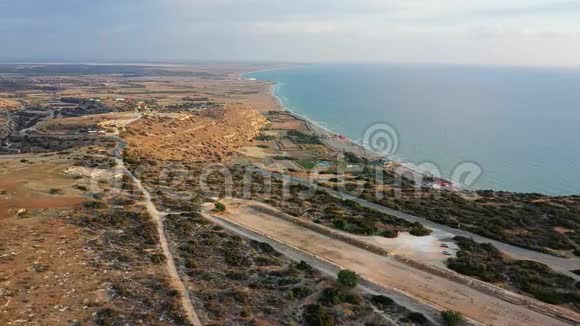飞越Episkopi湾和Kourion体育场和考古遗址塞浦路斯利马索尔区视频的预览图