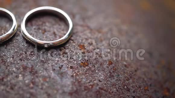 生锈金属宏观特写金银钻石首饰上的结婚戒指视频的预览图