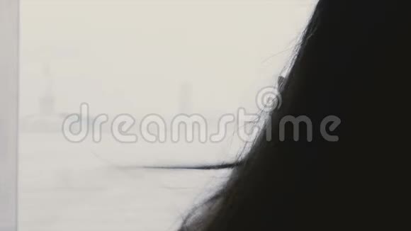 在雾蒙蒙的一天匿名的年轻女游客在乘船旅行中拍摄自由女神像的特写剪影视频的预览图