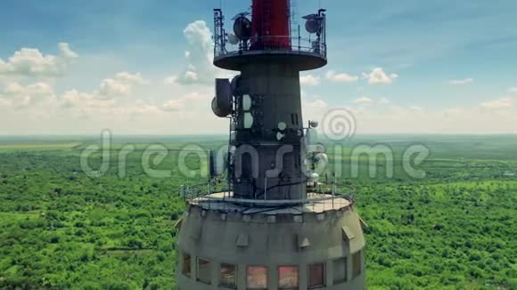 山顶电信天线电信塔的鸟瞰图视频的预览图