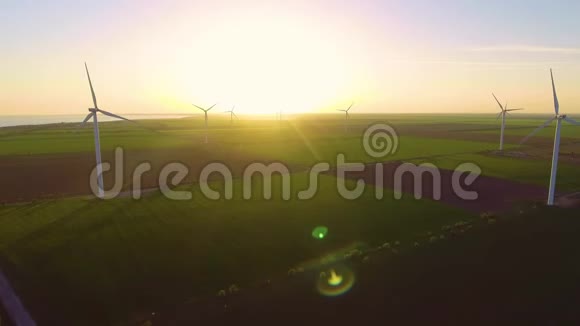 风轮机养殖场上美丽的傍晚景观绿色生态世界可再生能源生产鸟瞰图视频的预览图