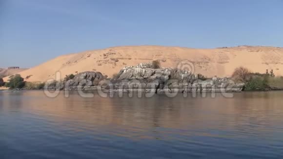 埃及尼罗河畔的沙丘和岩石视频的预览图