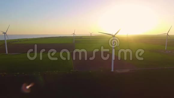 风轮机养殖场上美丽的傍晚景观绿色生态世界可再生能源生产鸟瞰图视频的预览图
