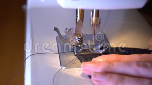 缝纫机中间用手射击视频的预览图