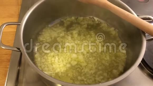 锅中橄榄油中的洋葱炒A视频的预览图