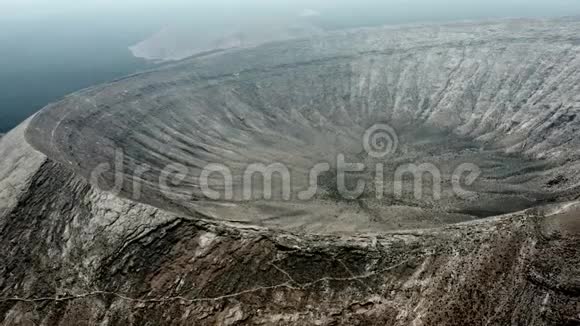 加那利群岛火山CalderaBlancaLanzarote的空中飞越视频的预览图